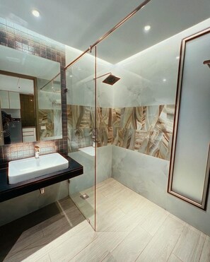 Bidet, towels, soap, shampoo - Luxury Studios Key (Gurugram)