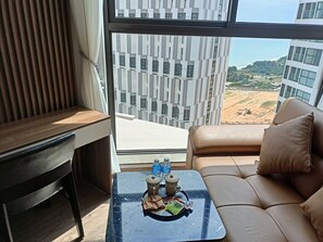 Dobbeltrom – deluxe | Allergitestet sengetøy, minibar, skrivebord og skrivebord for bærbar PC