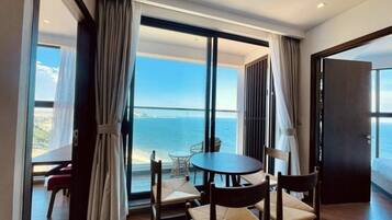 Deluxe Studio | Private kitchen | Oven, electric kettle, cleaning supplies, paper towels