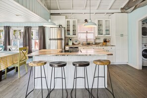 Een koelkast, een magnetron, een oven, een kookplaat