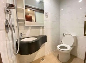 Apartment | Bathroom | Shower, rainfall showerhead, free toiletries, towels