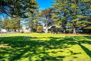 Un quartiere residenziale con case, prati curati e alberi.