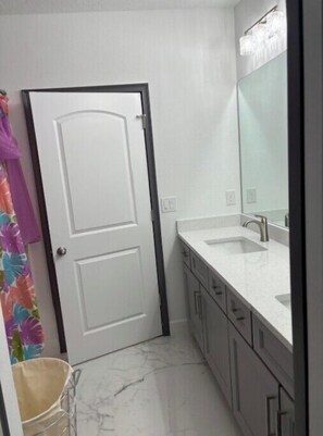 Hair dryer, towels, toilet paper - Sweet sunshine Living (Davenport)