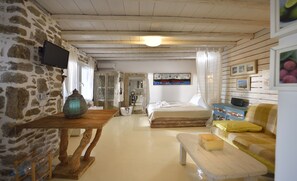 1 habitación, escritorio y tabla de planchar con plancha