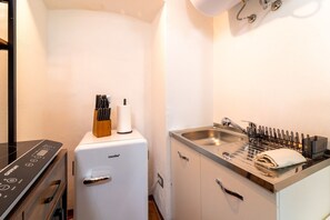 Geladeira, micro-ondas, cooktop, cafeteira/chaleira