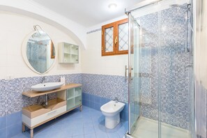 Chuveiro, secador de cabelo, toalhas de banho