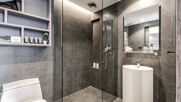 Regadera, secadora de cabello, toallas, jabón