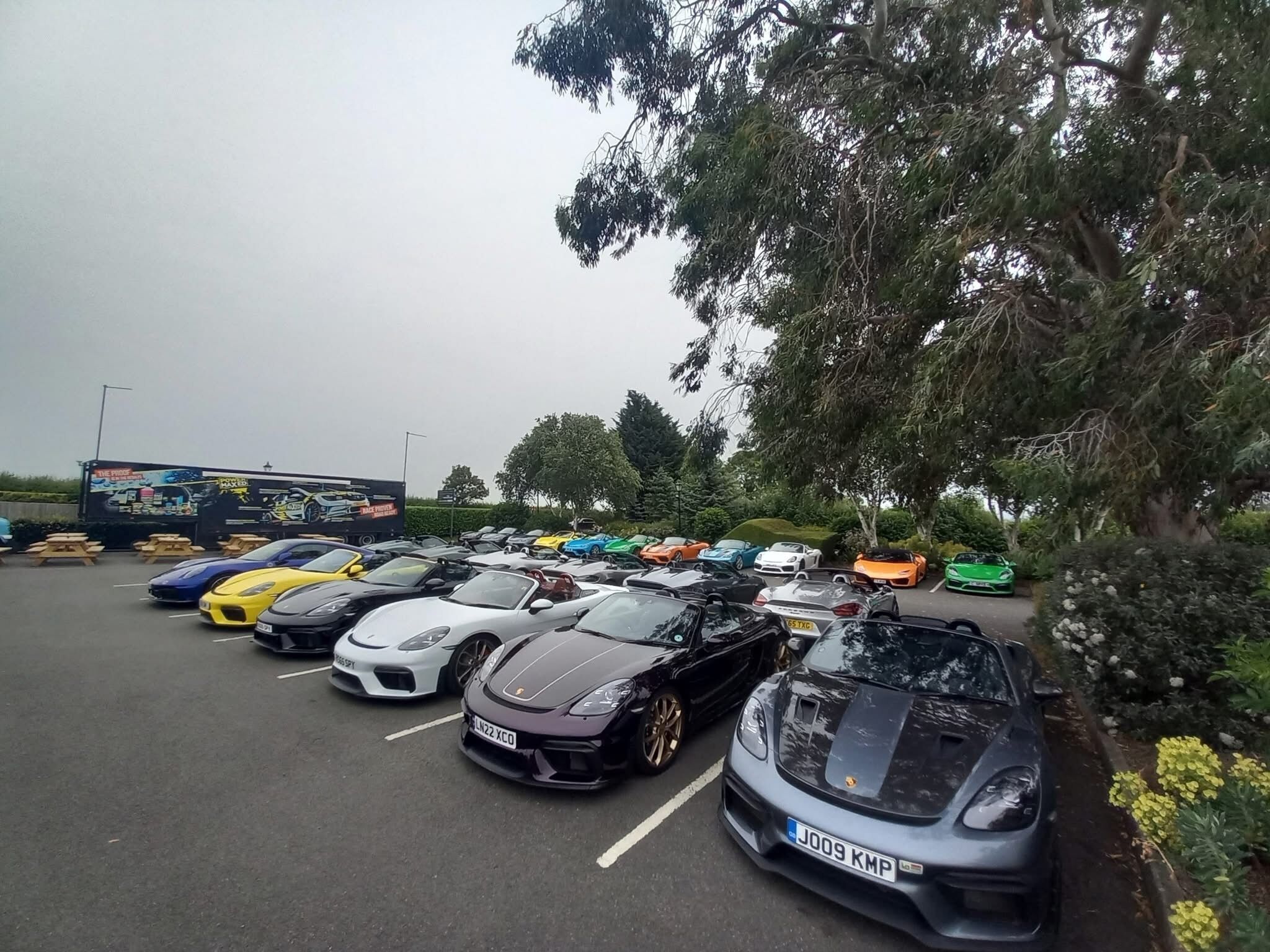 Un estacionamiento con varios coches deportivos de lujo.