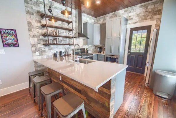 Dining tables - The Monty #2- Luxury,Downtown, near the River Walk (San Antonio)