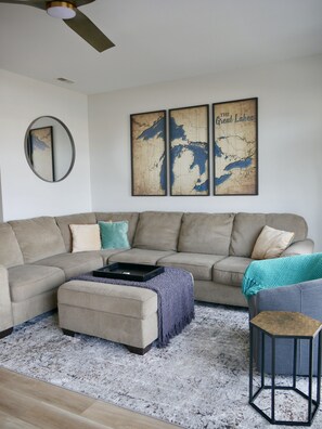 Smart-TV, Kamin, Bücher