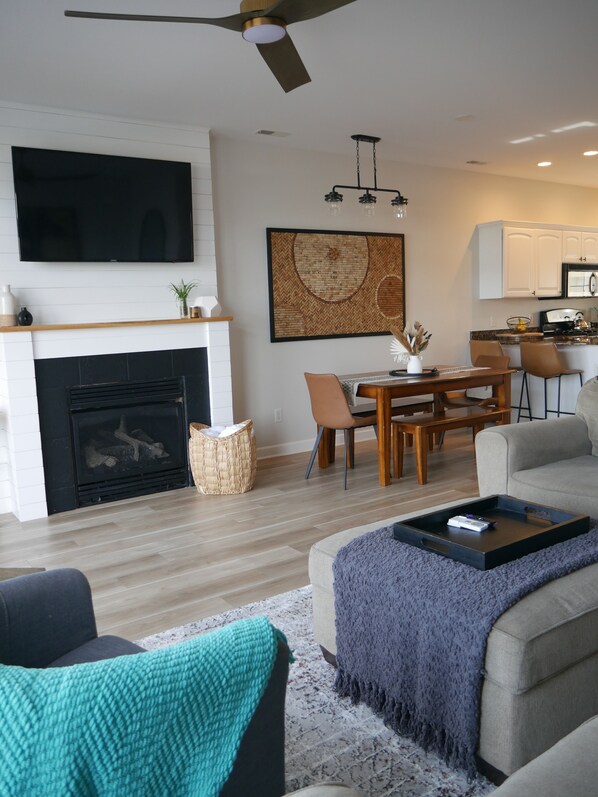 Smart TV, fireplace, books - Newly remodeled, charming townhome nestled in heart of downtown New Buffalo! (New Buffalo)