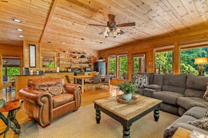 Living area - A Blessing An Upscale Mountain Getaway (Bryson City)