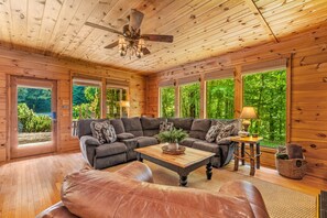 Living area - A Blessing An Upscale Mountain Getaway (Bryson City)