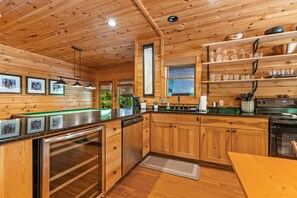 Private kitchen - A Blessing An Upscale Mountain Getaway (Bryson City)
