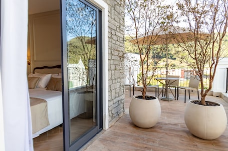 Deluxe Room, 1 King Bed | 1 bedroom, premium bedding, soundproofing, free WiFi