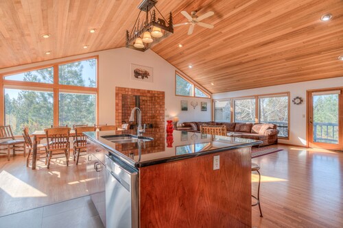 Spacious 4bd/3bath, A/C, Hot Tub, SHARC, EV