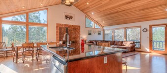 Spacious 4bd/3bath, A/C, Hot Tub, SHARC, EV