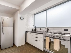 ثلاجة، ميكروويف، فرن، موقد طهي مسطح