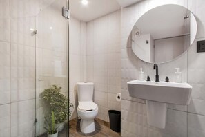 Douche, sèche-cheveux