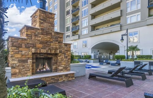 Spacious 2 Bed-2 Bath in Heart of Uptown-FREE Parking-Self Check-in! City views!