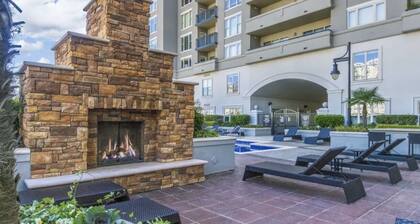 Spacious 2 Bed-2 Bath in Heart of Uptown-FREE Parking-Self Check-in! City views!