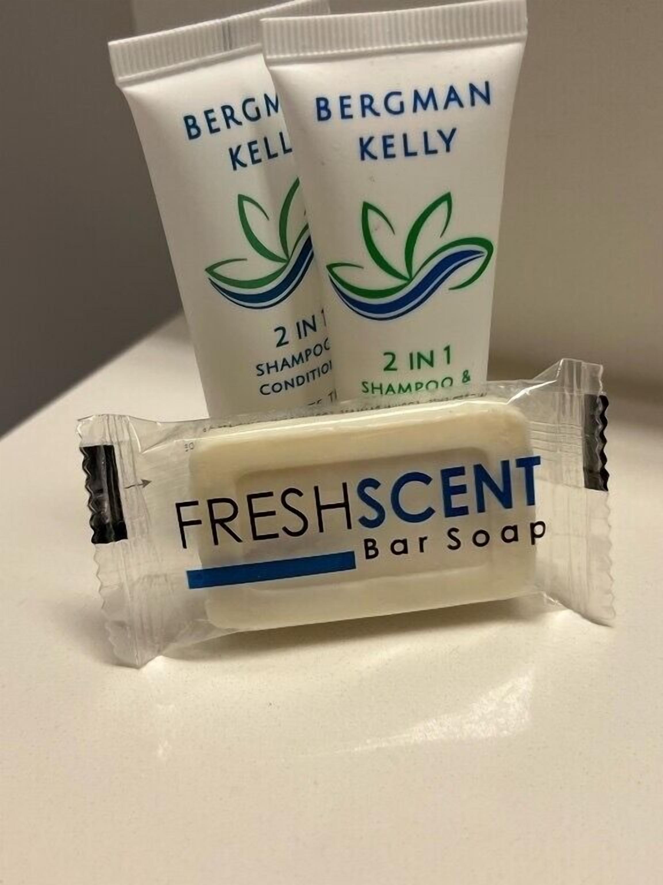 Trois tubes de shampoing Bergman Kelly et un savon parfumé de la marque FreshScent.