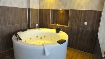 Egyptian cotton sheets, premium bedding, down duvets, free minibar items