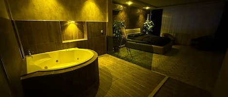 Standard Double or Twin Room, 1 King Bed, Ensuite | Bathroom | Combined shower/bathtub, jetted bath, hydromassage showerhead