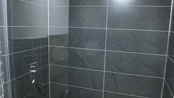 Produtos de toalete grátis, secador de cabelo, roupões de banho