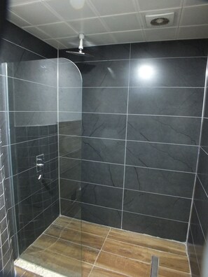 Articles de toilette gratuits, sèche-cheveux, peignoirs, chaussons