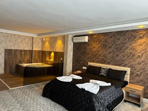 Kostenlose Toilettenartikel, Haartrockner, Bademäntel, Hausschuhe