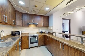 Kühlschrank, Mikrowelle, Herdplatte, Kochgeschirr/Geschirr/Besteck