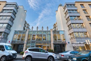 Exterior - Apartment for Four in Warsaw by Renters (Warsaw)