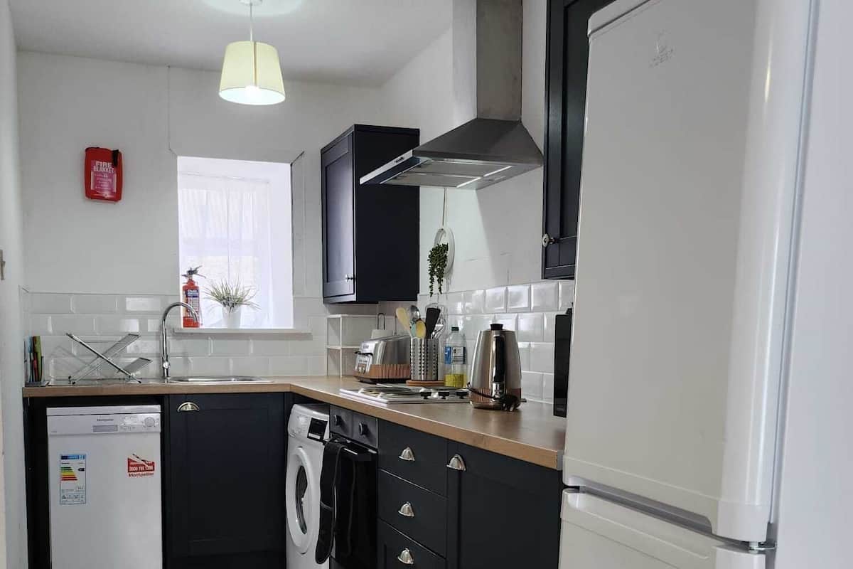 Holly Cottage | Cuisine privée | Réfrigérateur grande capacité avec congélateur, four à micro-ondes