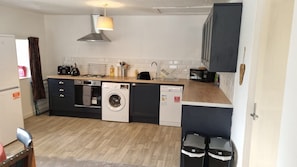 Refrigerador con freezer, microondas, horno, placa de cocina