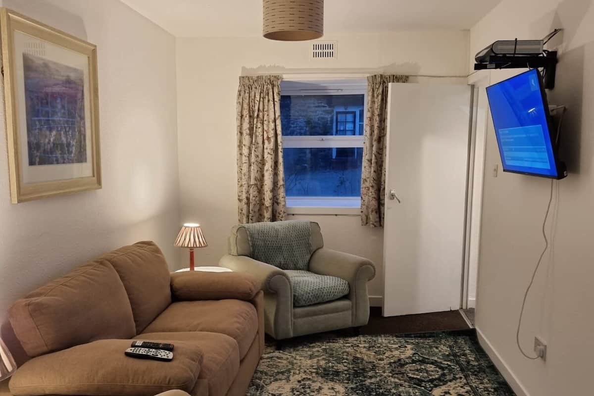 Rowan Cottage | Aire de séjour | Téléviseur à écran plat de 32 po avec télévision numérique