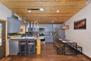 ثلاجة، ميكروويف، فرن، موقد طهي مسطح