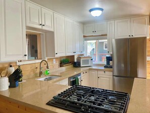 雪櫃、微波爐、焗爐、爐具