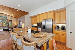 ثلاجة، ميكروويف، فرن، موقد طهي مسطح