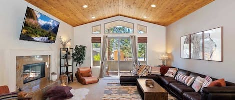 Televisie, een open haard en een kantoor