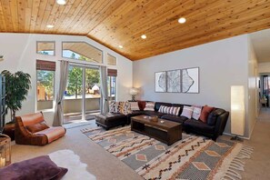 TV, lareira, escritórios