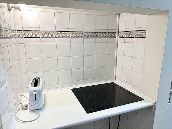 Fridge, microwave, toaster, cookware/dishes/utensils