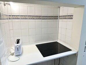 Refrigerador, microondas, tostadora y utensilios de cocina