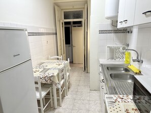 Køleskab, mikrobølgeovn, brødrister, køkkentøj/tallerkener/redskaber