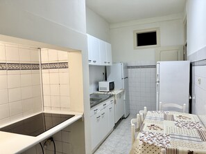 Fridge, microwave, toaster, cookware/dishes/utensils - Apartamento 73 (Lisbon)