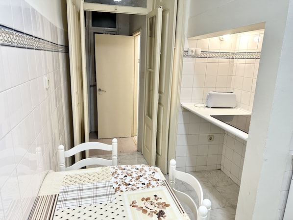 Kühlschrank, Mikrowelle, Toaster, Kochgeschirr/Geschirr/Besteck