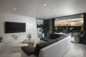 Een smart-tv en een stereo