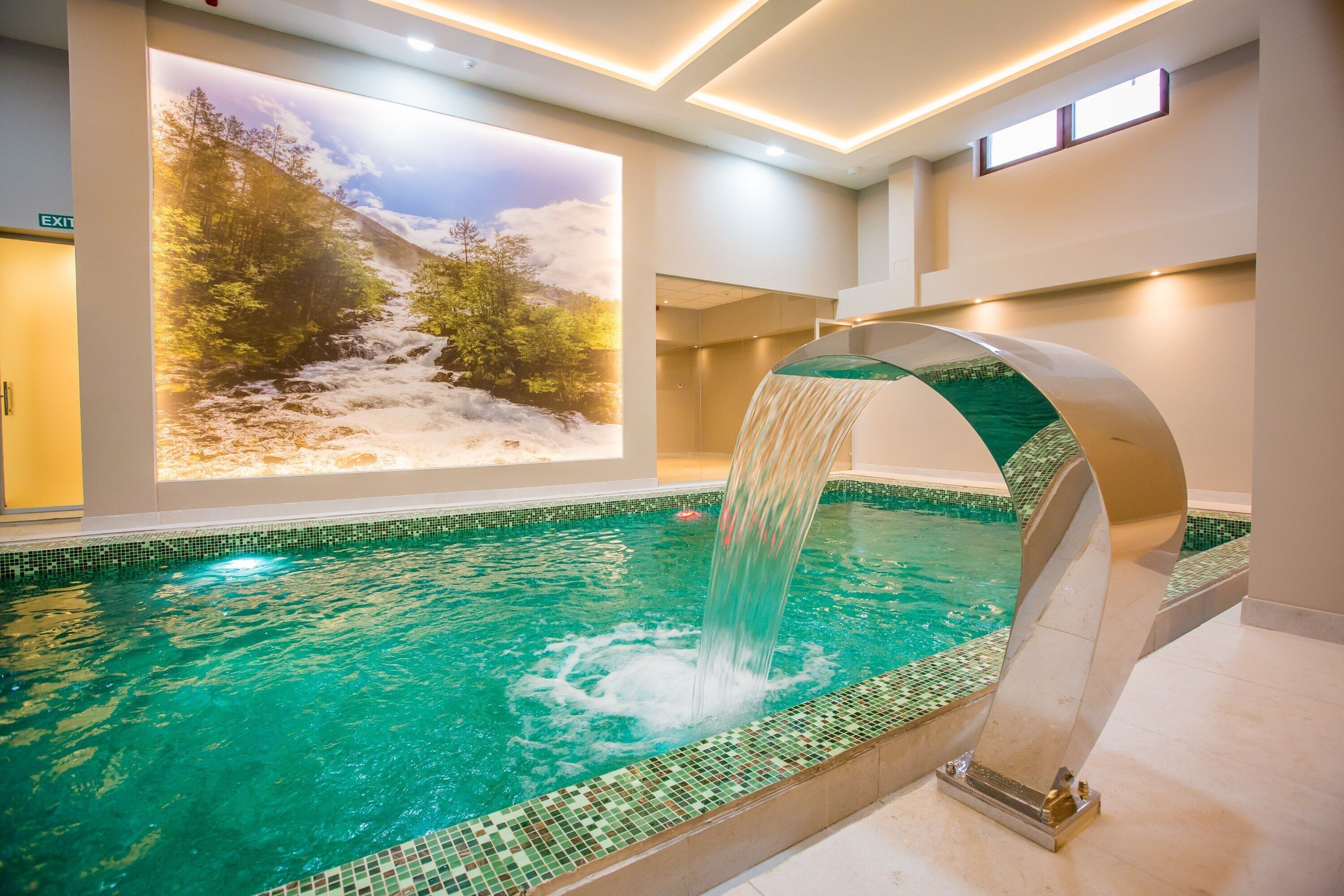 Indoor pool, sun loungers