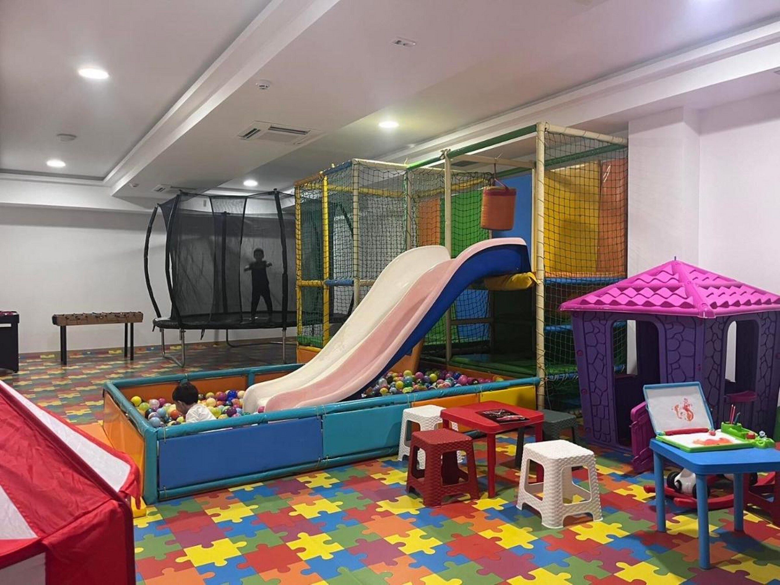 Zona de juegos infantil cubierta