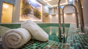 Indoor pool, sun loungers - SREBRNA PLANINA Spa & Resort (Raška)